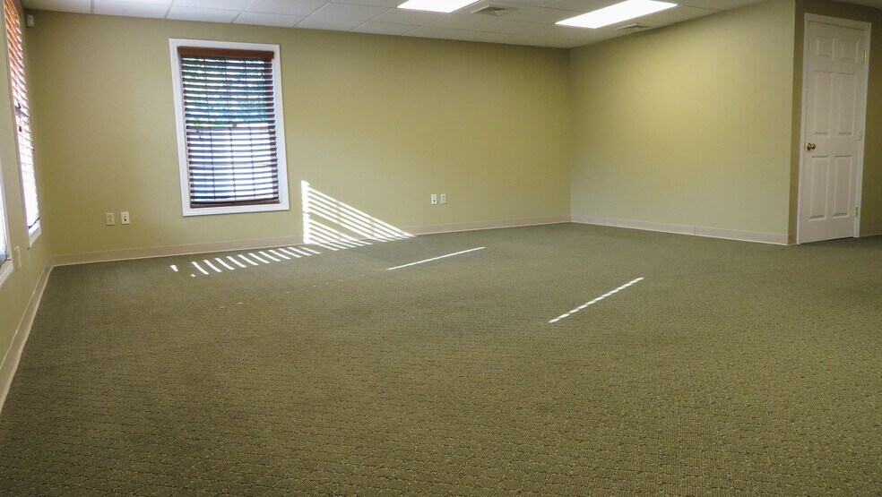 More Photos Of 360 State Route 101, Bedford Medical For Lease