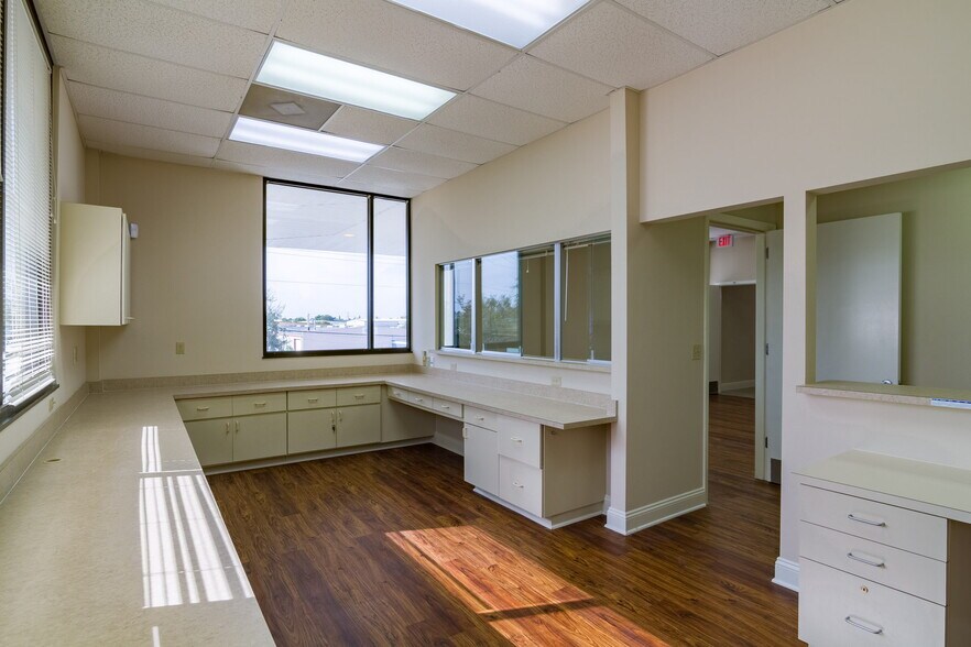 More Photos Of 1425 Viscaya Pky, Cape Coral Medical For Lease