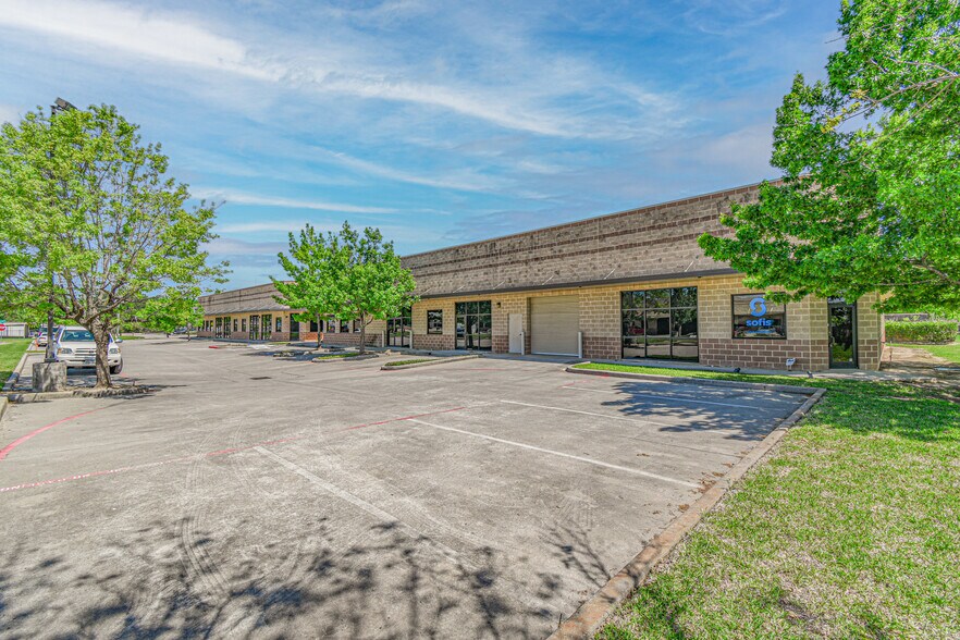 More Photos Of 500 Spring Hill Dr, Spring Unknown For Lease