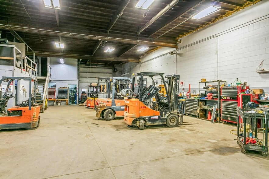 More Photos Of 7912 Yellowhead Trl NW, Edmonton Service For Lease
