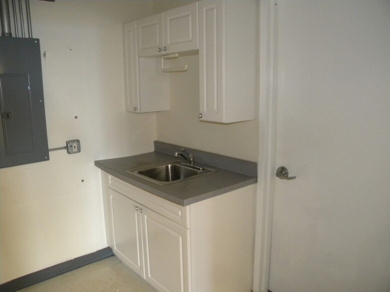 More Photos Of 1940-1952 N Elston Ave, Chicago Freestanding For Lease