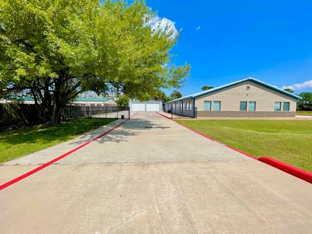 More Photos Of 21120 Spring Town Dr, Spring Showroom For Lease