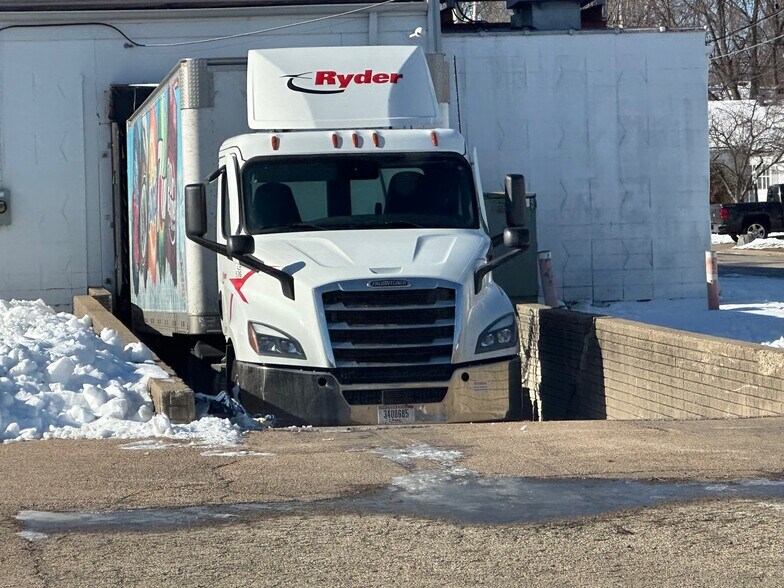 More Photos Of 1001-1105 Derby St, Pekin Unknown For Lease