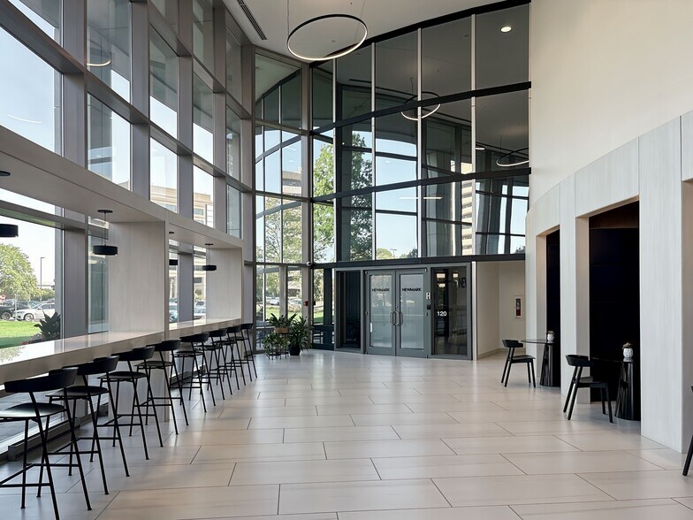 More Photos Of 8888 Keystone Crossing, Indianapolis Coworking Space