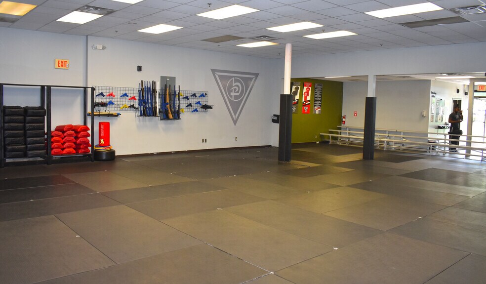 More Photos Of 820 Fesslers Pky, Nashville Light Distribution For Lease