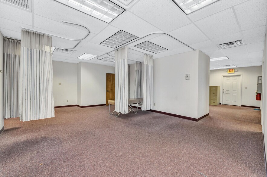 More Photos Of 860 NW Washington Blvd, Hamilton Medical For Lease