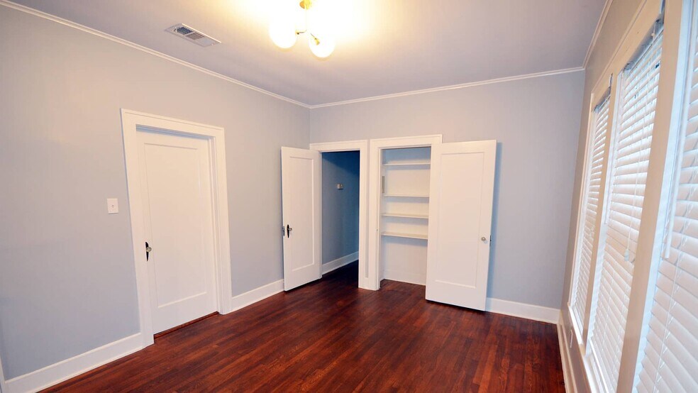 More Photos Of 2216 College Ave, Austin Office For Lease