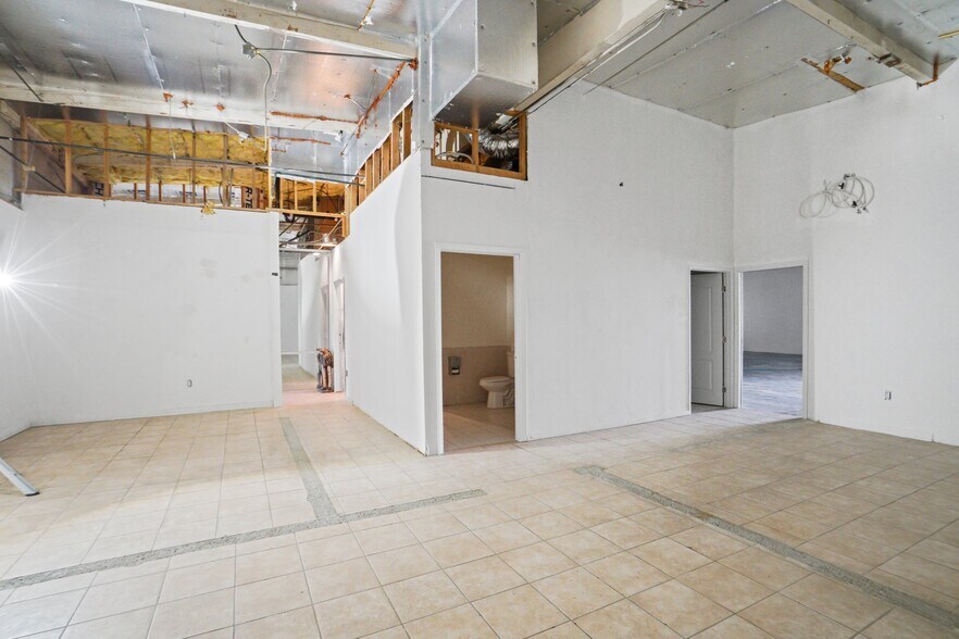 More Photos Of 21328 Hart St, Canoga Park Warehouse For Lease