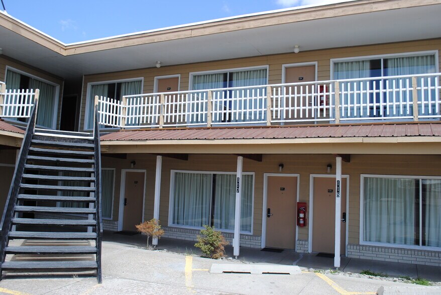 More Photos Of 930 6th St, Wells Hotel For Sale