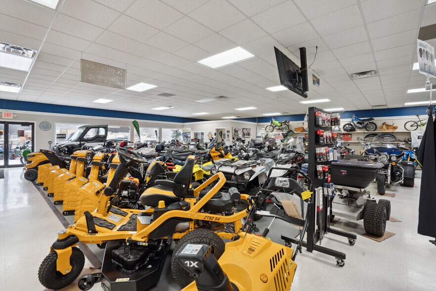 More Photos Of 1001 Short St, Decorah Auto Dealership For Sale