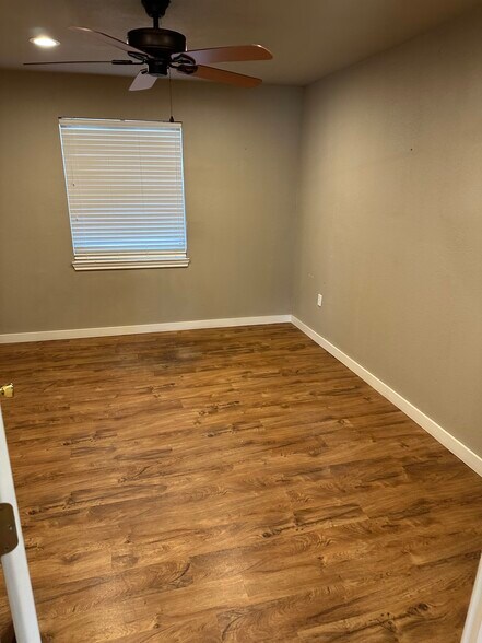 More Photos Of 4024 Main St, Durant Storefront Retail Office For Lease