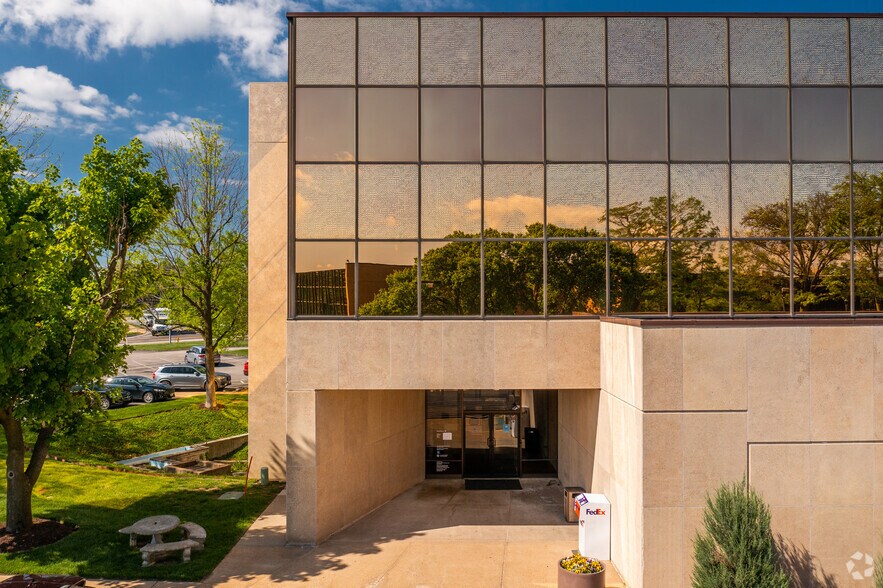 More Photos Of 2200 Westport Plaza Dr, Saint Louis Office For Lease