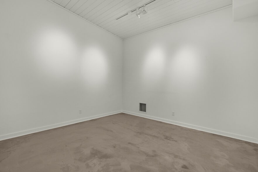 More Photos Of 809 S Holladay Dr, Seaside Showroom For Sale