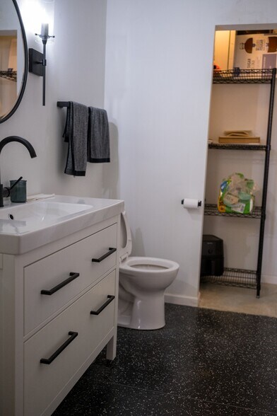 More Photos Of 1644 N Honore St, Chicago Loft Creative Space For Lease