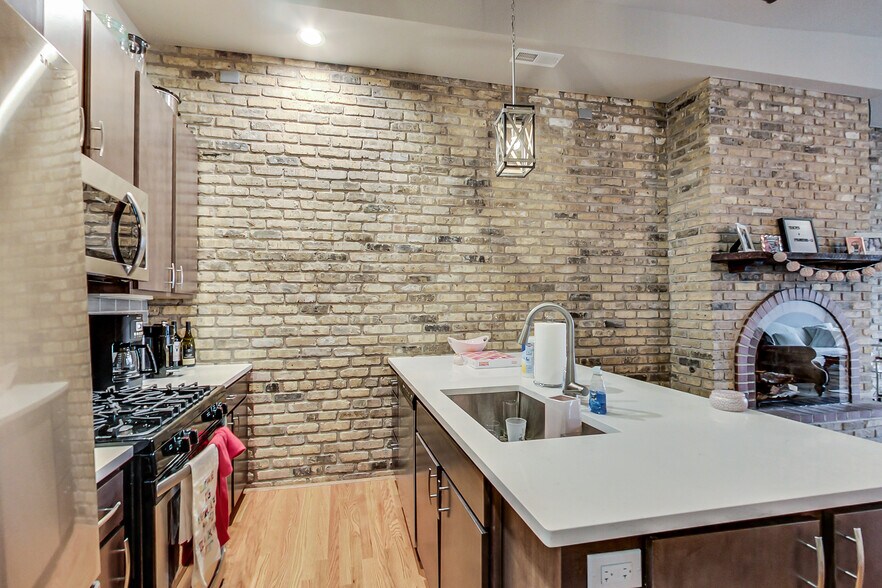 More Photos Of 2723 N Halsted St, Chicago Bar For Sale