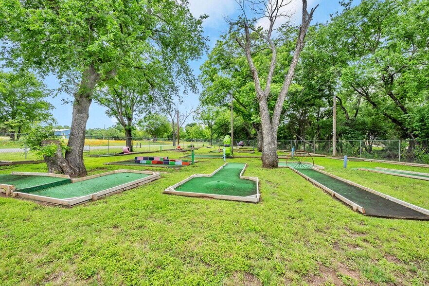 More Photos Of 408 Clen Oak Pkwy, Burnet Hospitality For Sale