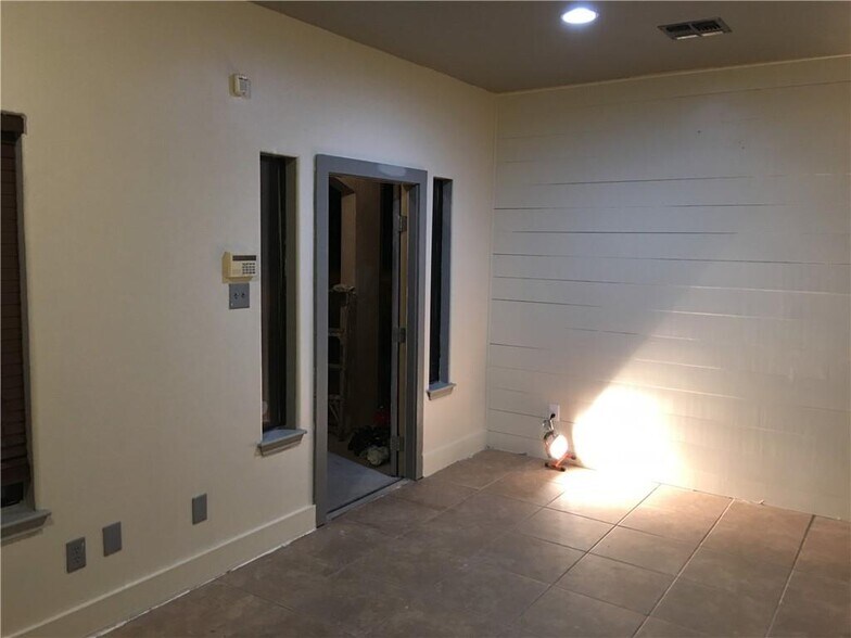 More Photos Of 5637 Burton ln, Corpus Christi Storefront Retail Office For Lease