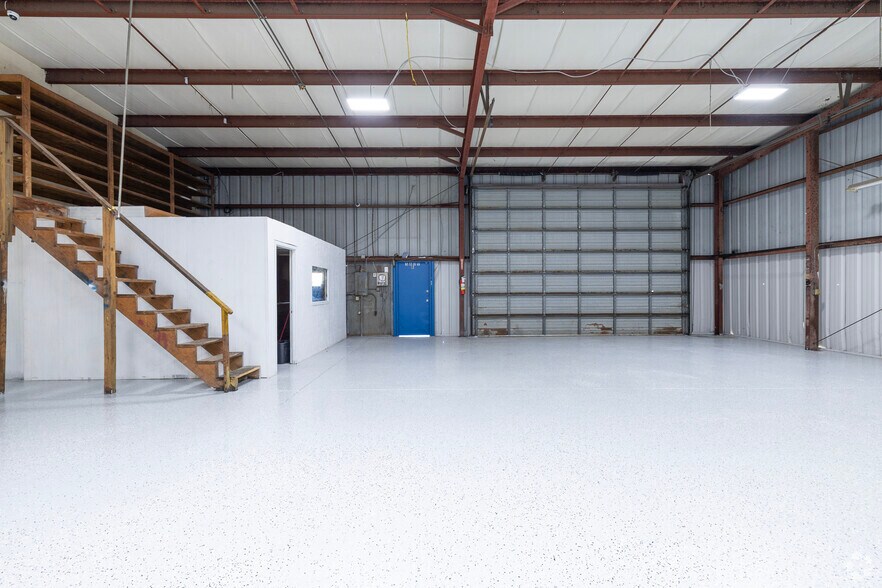 More Photos Of 5626 N Dale Mabry Hwy, Tampa Warehouse For Lease