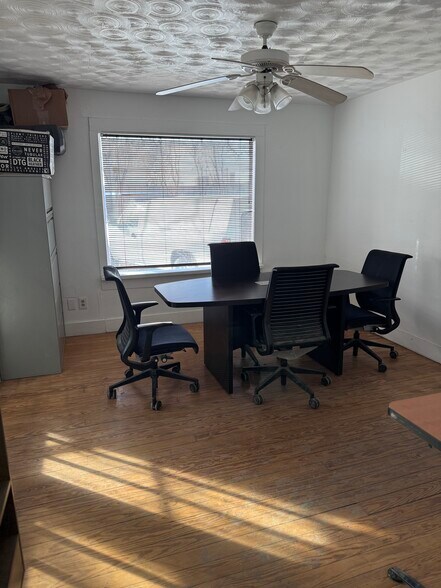 More Photos Of 1217 Perry St, Irving Office For Sale