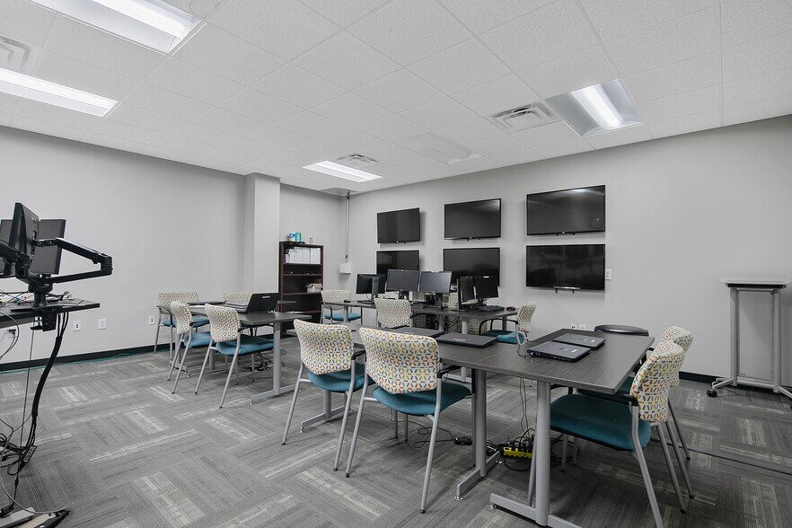 More Photos Of 2847 Bridgewood Dr, Fayetteville Office For Sale