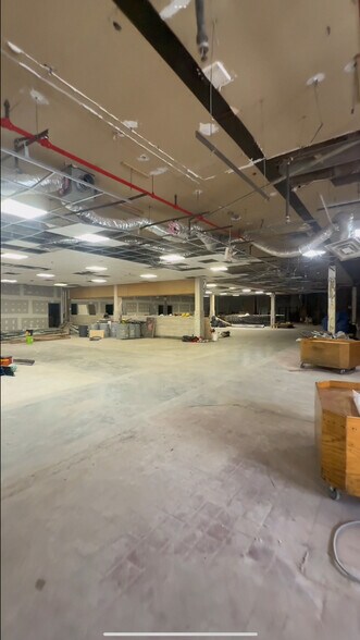 More Photos Of 8202 45th Ave, Elmhurst Supermarket For Lease