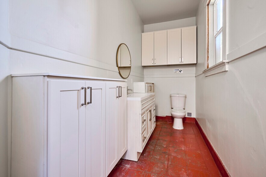 More Photos Of 709-711 S B St, San Mateo Storefront For Sale