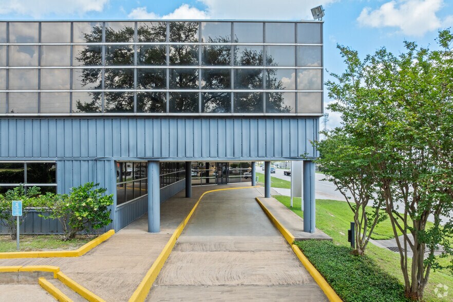More Photos Of 11302 Tanner Rd, Houston Office For Sale