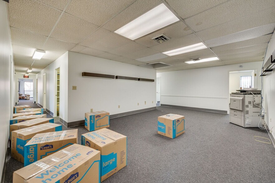 More Photos Of 311 W Walnut St, Johnson City Office For Sale