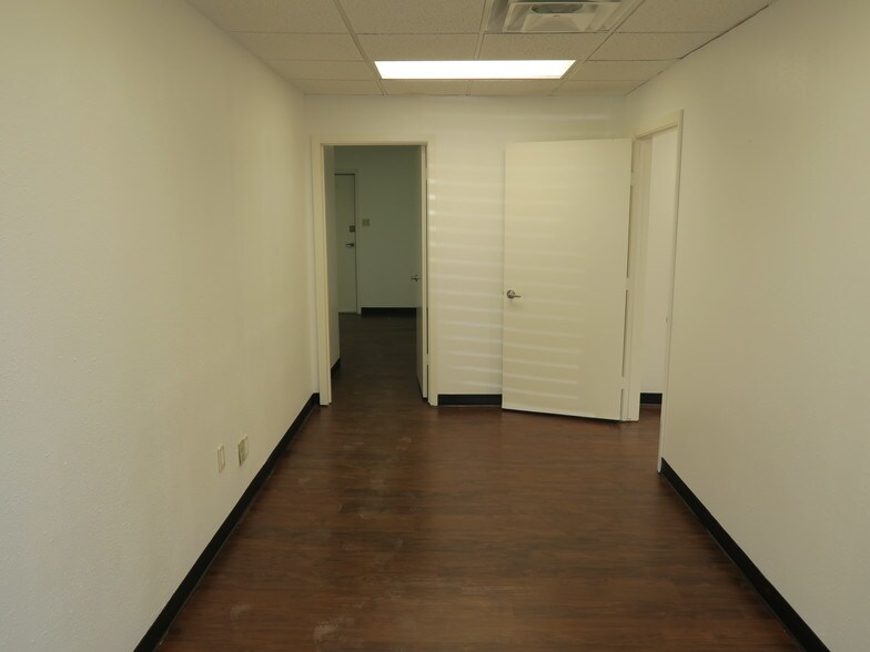 More Photos Of 5610-5613 Southwest Fwy, Houston Flex For Lease