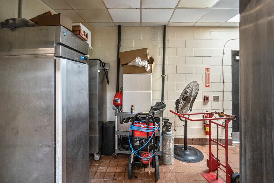 More Photos Of 762 Veterans Pky, Hinesville Restaurant For Sale