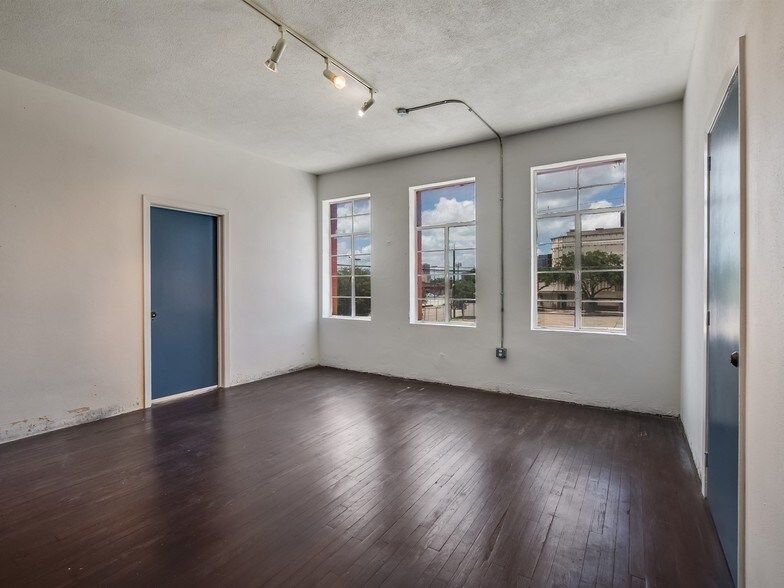 More Photos Of 4118 Fannin St, Houston Storefront For Sale