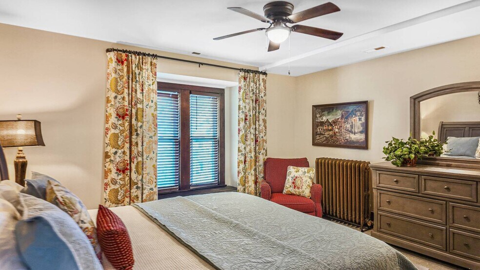 More Photos Of 323 Ballengee St, Hinton Office For Sale