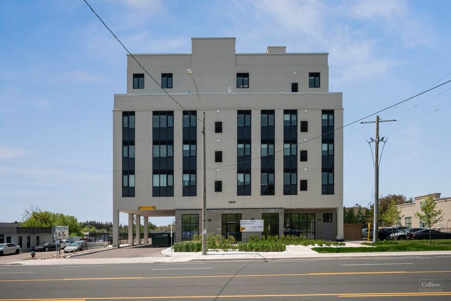 Primary Photo Of 13042 Yonge St, Richmond Hill Apartments For Sale