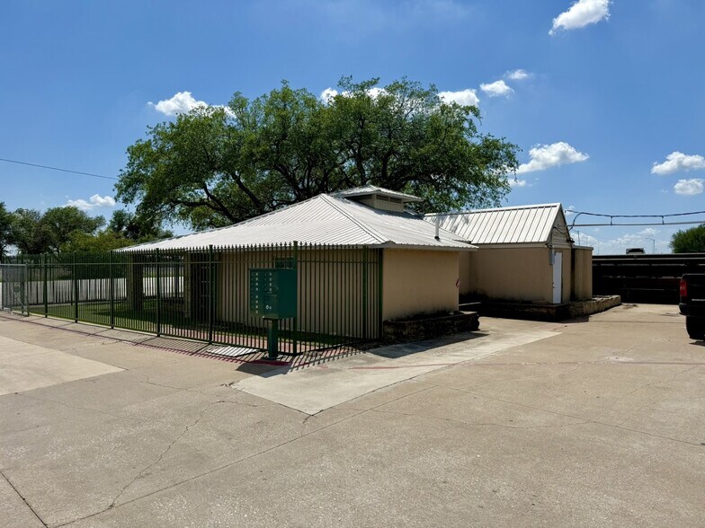 More Photos Of 2448 W Main St, Grand Prairie Unknown For Lease