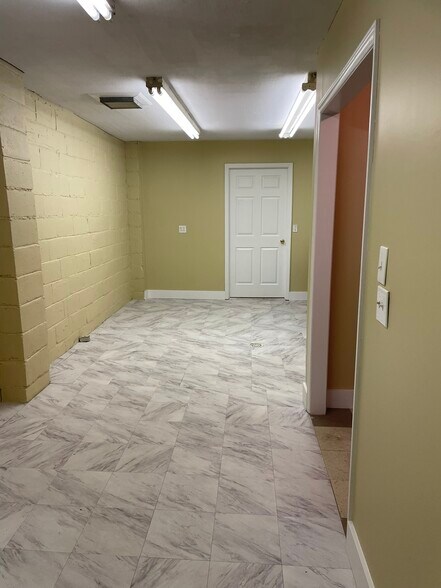 More Photos Of 304 Virginia Ave, Clarksville General Retail For Lease