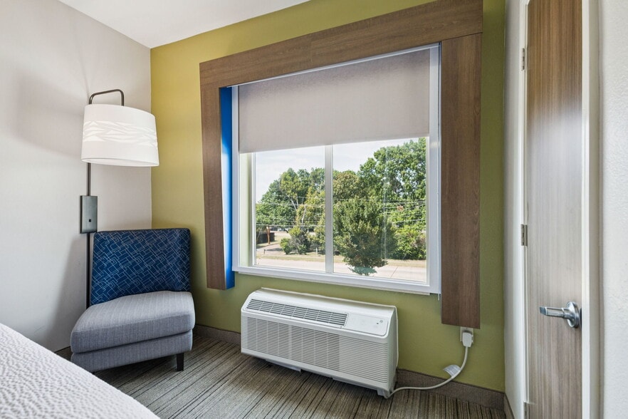 More Photos Of 8703 E R L Thornton Fwy, Dallas Hotel For Sale