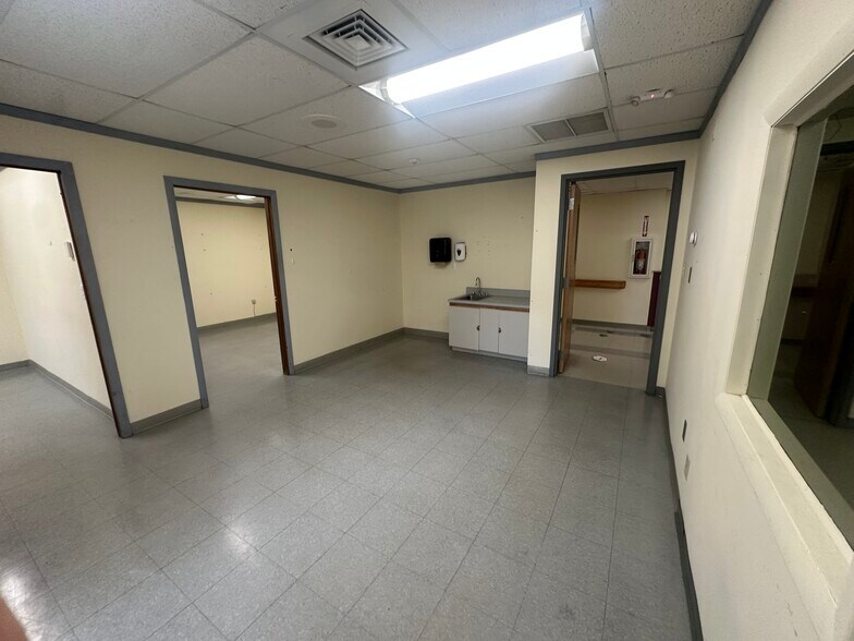 More Photos Of 10 Commerce Dr, Columbia Office For Sale