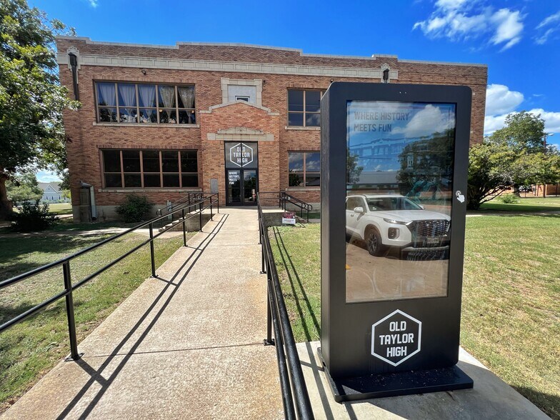 Primary Photo Of 410 W 7th St, Taylor Research And Development For Lease