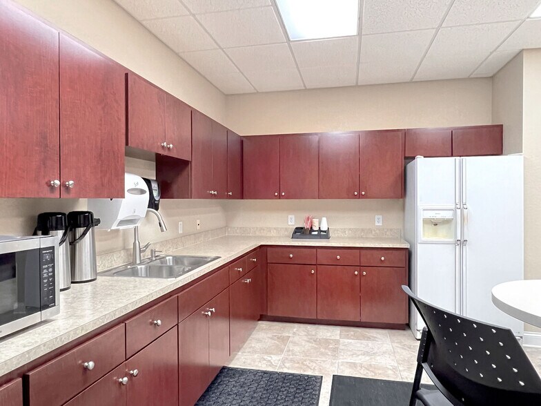 More Photos Of 308 Avenue G SW, Winter Haven Coworking Space