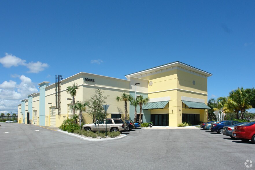 More Photos Of 10415 Riverside Dr, Palm Beach Gardens Showroom For Lease