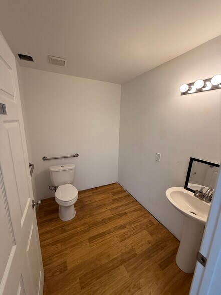 More Photos Of 294 S Lowry St, Smyrna General Retail For Sale