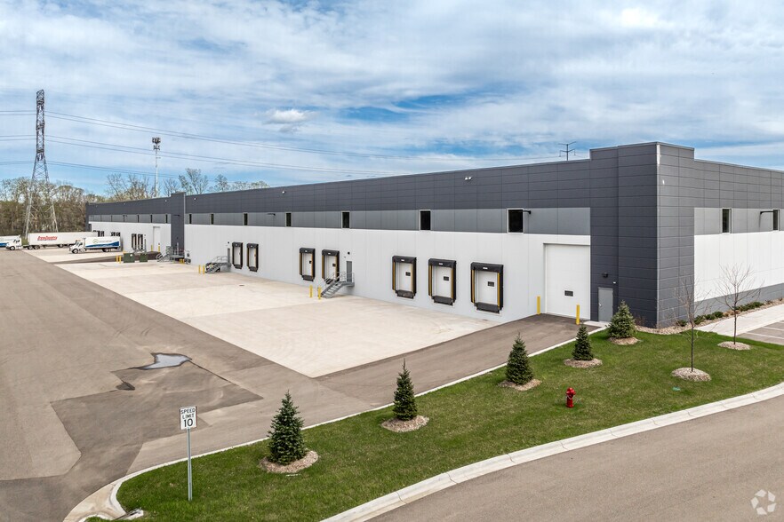 More Photos Of 9525 E River Rd, Coon Rapids Distribution For Lease