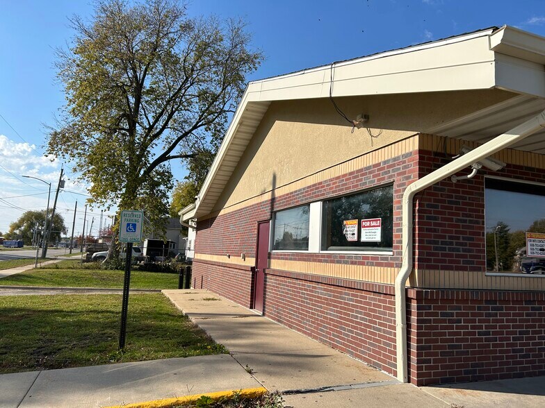 More Photos Of 1214 Franklin St, Waterloo General Retail For Sale