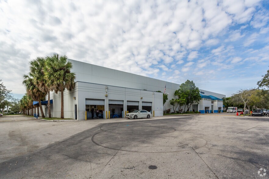 More Photos Of 19500 S Dixie Hwy, Miami Office For Lease