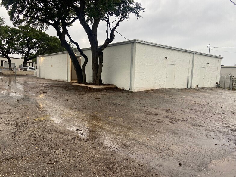 More Photos Of 323 Breesport St, San Antonio Light Distribution For Lease