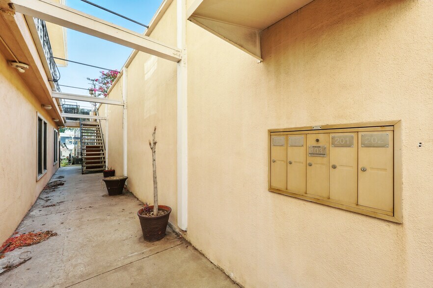 More Photos Of 5428 E Beverly Blvd, Los Angeles Office For Sale