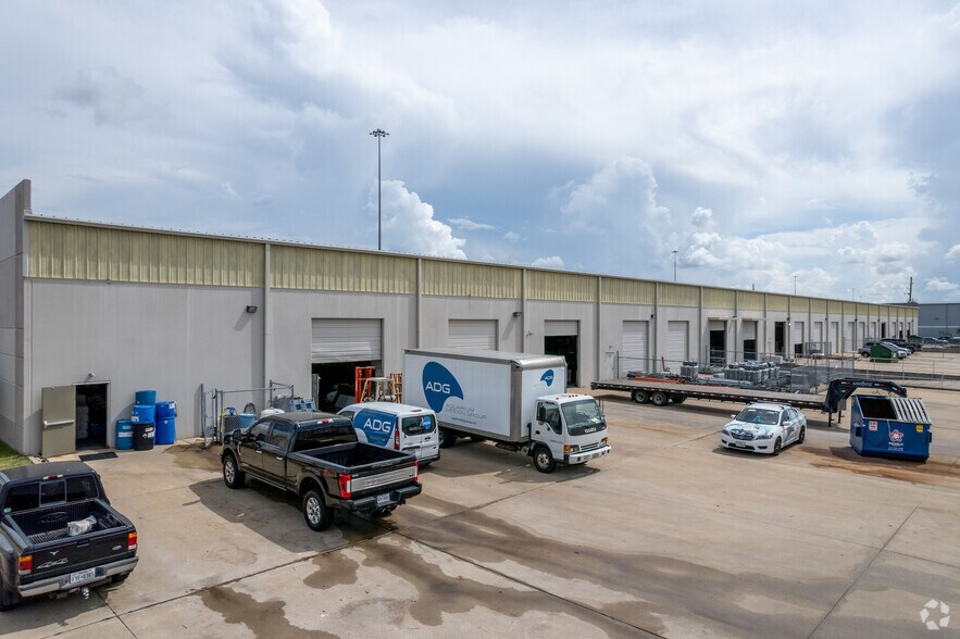 More Photos Of 3430 S Sam Houston Pkwy E, Houston Warehouse For Lease