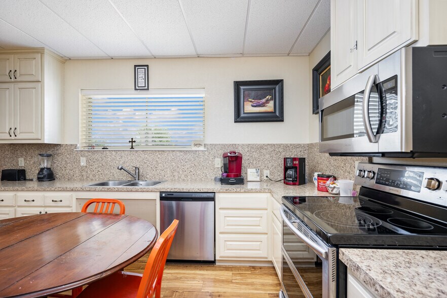 More Photos Of 140 Paloma Dr, Floresville Office For Sale