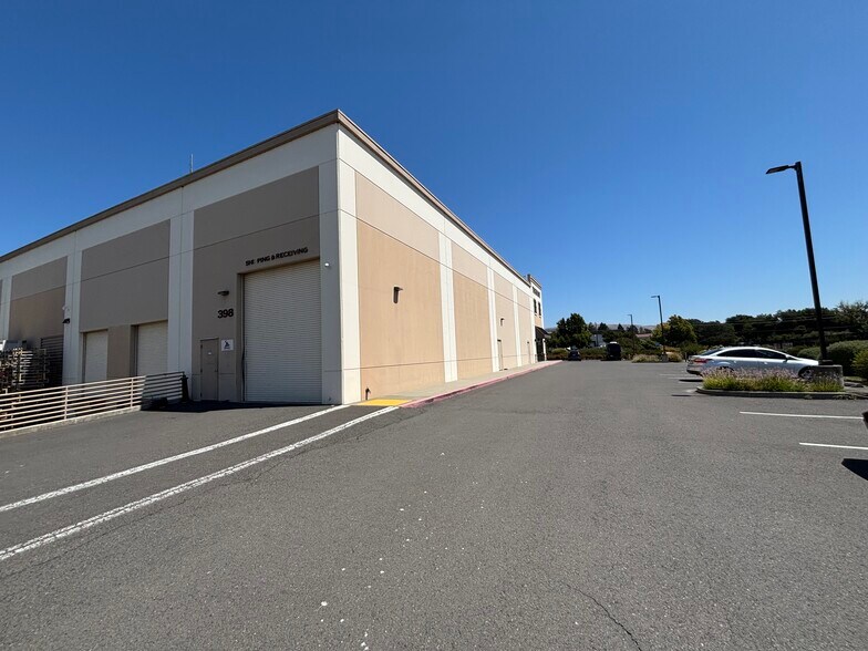 More Photos Of 390-398 Devlin Rd, Napa Showroom For Lease