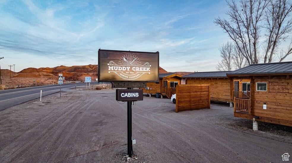 More Photos Of 280 E 100 N, Hanksville Hotel For Sale